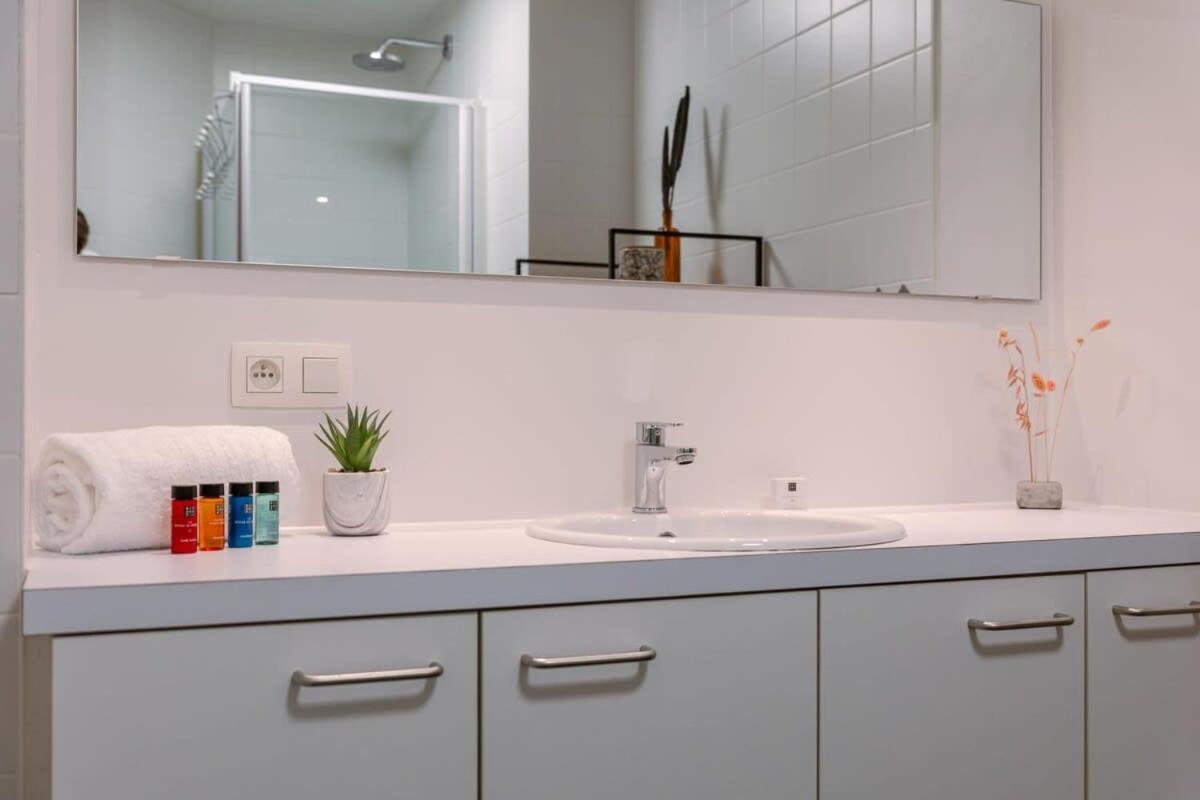 Huswell - Centrally Located Apartment With Sunny Terrace Oostende Eksteriør bilde